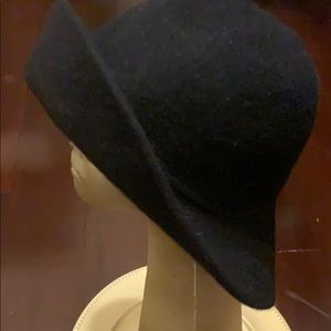 Helen Kaminski ladies black winter hat